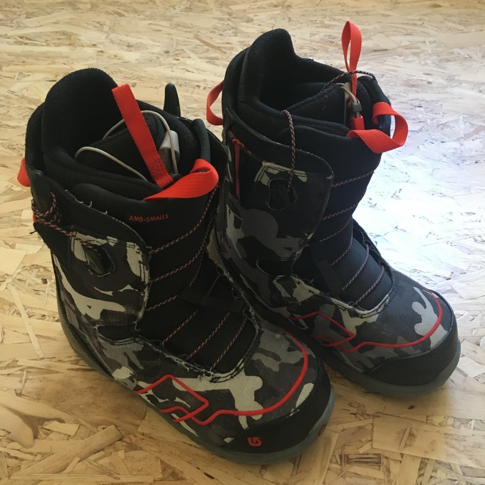 Kid’s snowboard boots, size 6